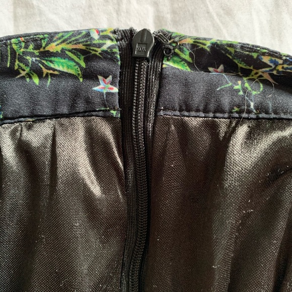 Essue Black Patterned Skirt Size XS - Picture 3 of 3